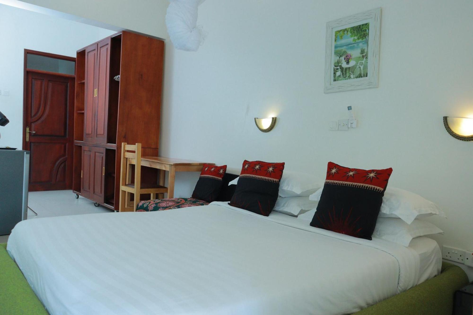 Mowicribs Hotel And Spa Entebbe Exteriér fotografie